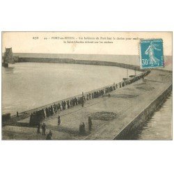 carte postale ancienne 14 PORT-EN-BESSIN. Renflouage du Saint-Sébastien par les Habitants