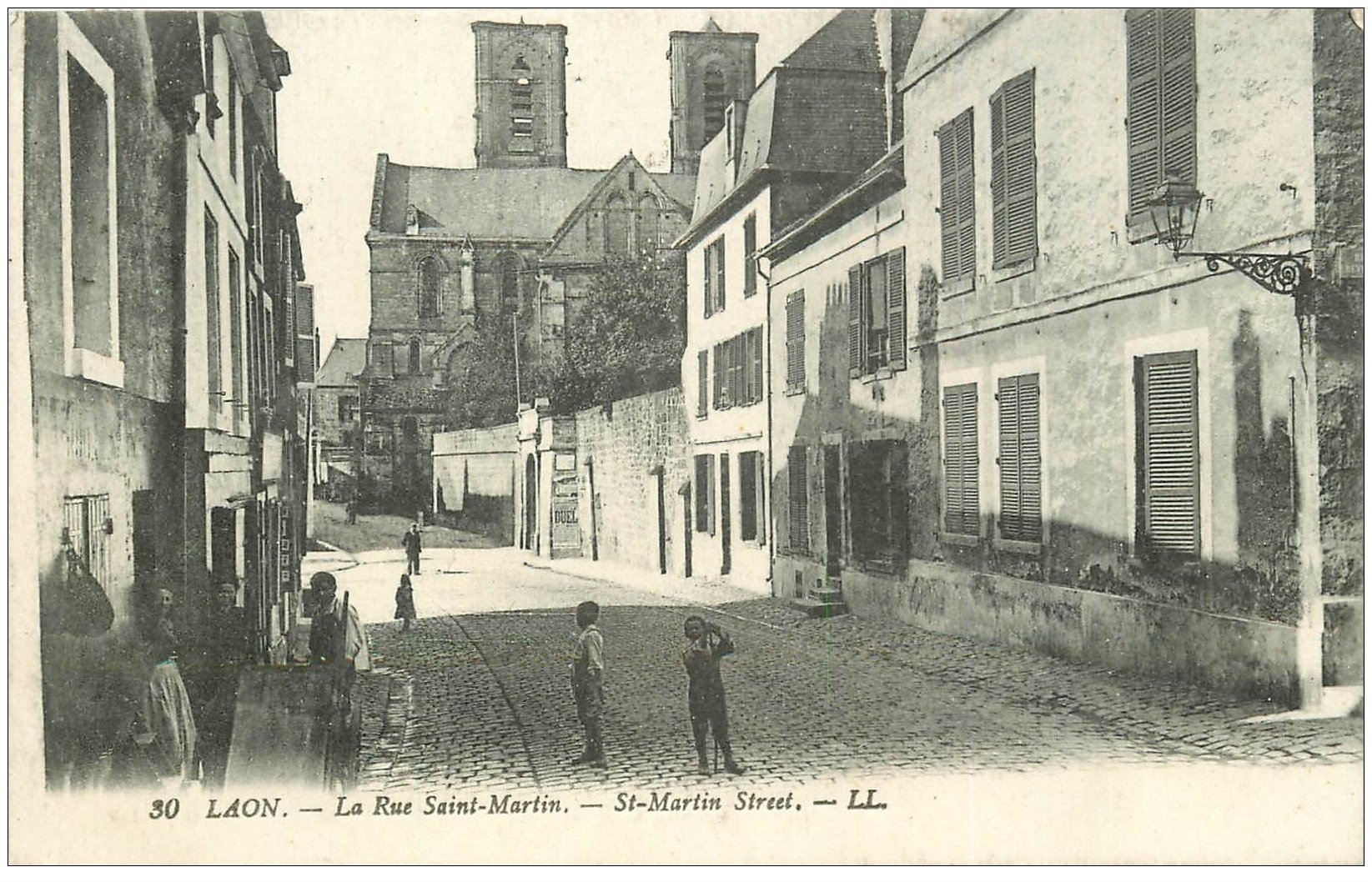 carte postale ancienne 02 LAON. La Rue Saint-Martin 1919