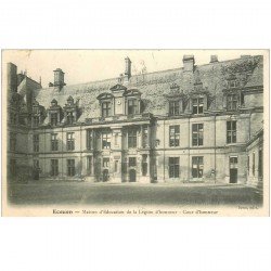 carte postale ancienne 95 ECOUEN. Château Légion d'Honneur Cour 1908