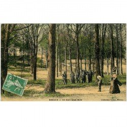 95 ECOUEN. Elégante sous les Bois et Militaires. Carte comme toilée...