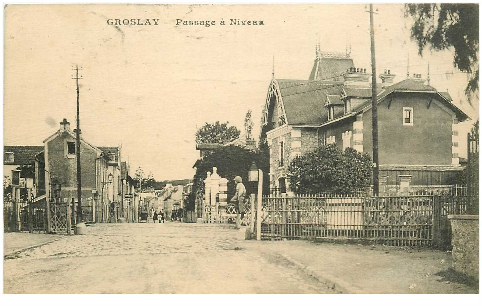 carte postale ancienne 95 GROSLAY. Passage à niveau 1922