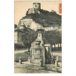 carte postale ancienne 95 LA ROCHE GUYON. Fontaine et Château 1910 animation