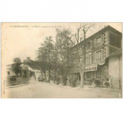 carte postale ancienne 95 LA ROCHE GUYON. Restaurant la Maison Rouge Rue du Pont vers 1900