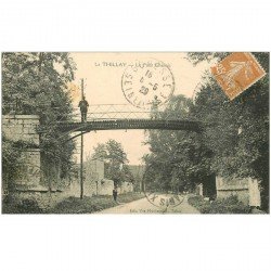 carte postale ancienne 95 LE THILLAY. Animation sur le Pont Chinois 1929