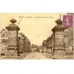 carte postale ancienne 95 MAGNY EN VEXIN. Les Piliers rue de Paris 1935. Carte papier glace. Panneaux Byrrh et Lu
