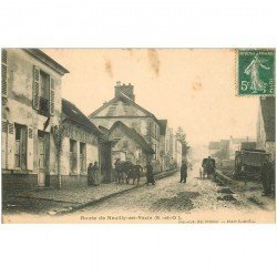 carte postale ancienne 95 NEUILLY EN VEXIN. Maréchal Ferrant sur la Route devant le Café Billard