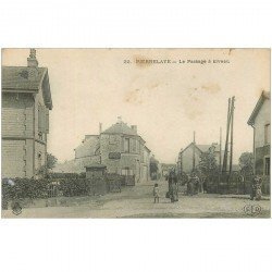 carte postale ancienne 95 PIERRELAYE. Le Passage à niveau Rue de la Gare. Carte publicitaire A la Gaité