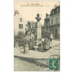 carte postale ancienne 95 PONTOISE. Femmes à la Fontaine Monument de Maria Deraisme 1911