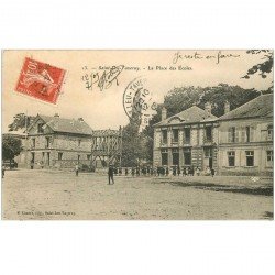 carte postale ancienne 95 SAINT LEU TAVERNY. La Place des Ecoles 1909