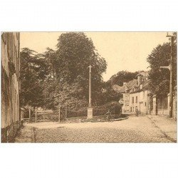 carte postale ancienne 95 SAINT PRIX. Cyclistes Place de la Croix