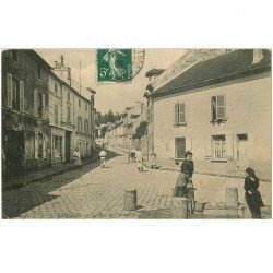 carte postale ancienne 95 SANNOIS. Rue de Cormeille Femme à la Fontaine 1908