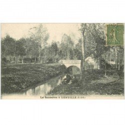 carte postale ancienne 95 VERVILLE. Personnages et Chien bord du Sausseron 1921