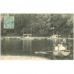 carte postale ancienne 94 LA VARENNE CHENNEVIERES. Canotiers vers l'Ile d'Amour 1906