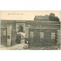 carte postale ancienne 94 IVRY SUR SEINE. Le Fort avec Militaire