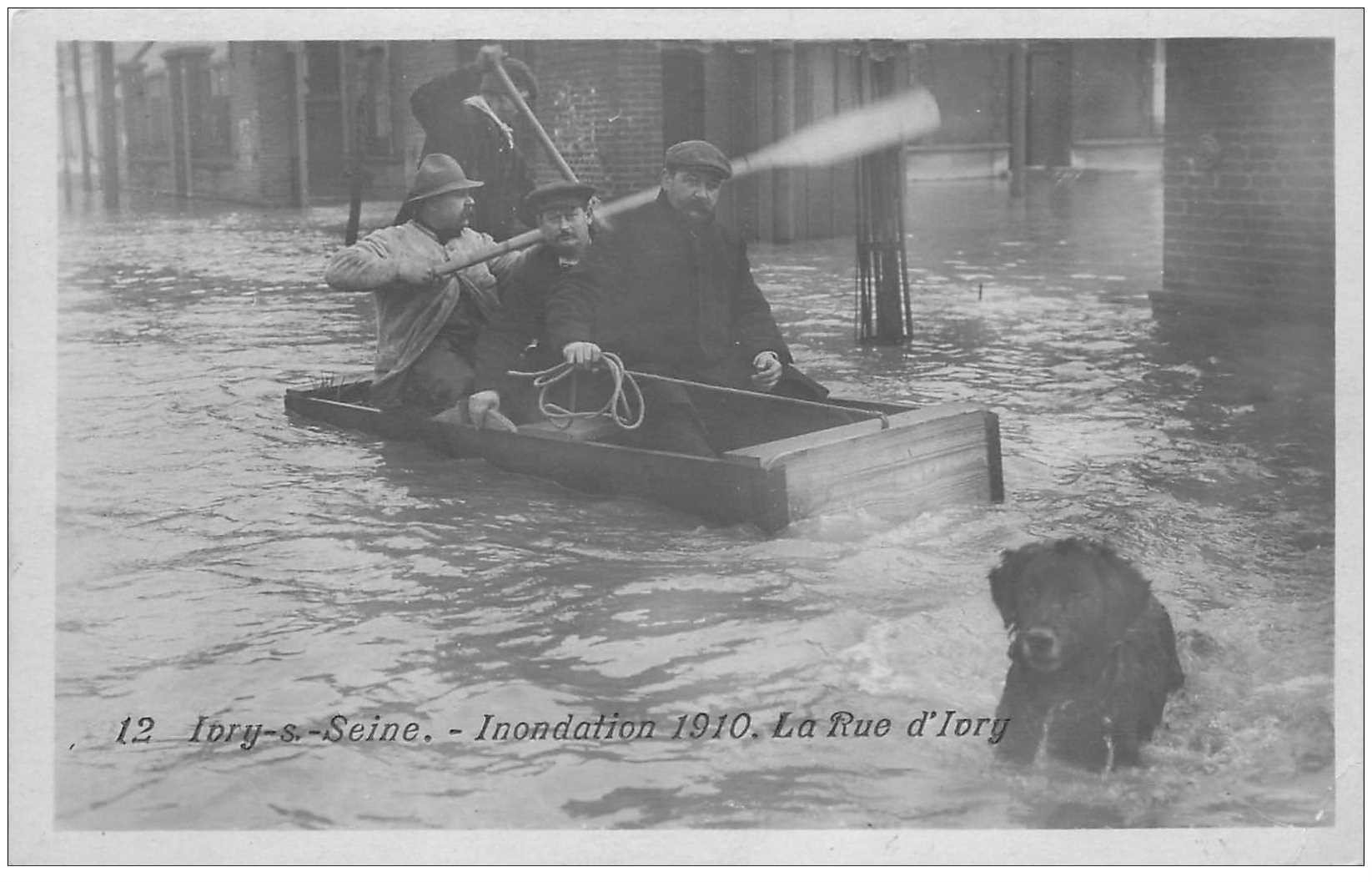 carte postale ancienne 94 IVRY SUR SEINE. Inondation de 1910 radeau de fortune rue d'Ivry
