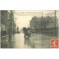 carte postale ancienne 94 IVRY SUR SEINE. Inondation de 1910 déménagement par attelage rues de Seine et Nationale