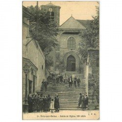 carte postale ancienne 94 IVRY SUR SEINE. Eglise animation vers l'Entrée