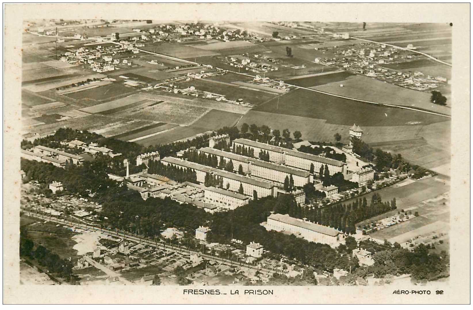 carte postale ancienne 94 FRESNES. La Prison. Photo aérienne