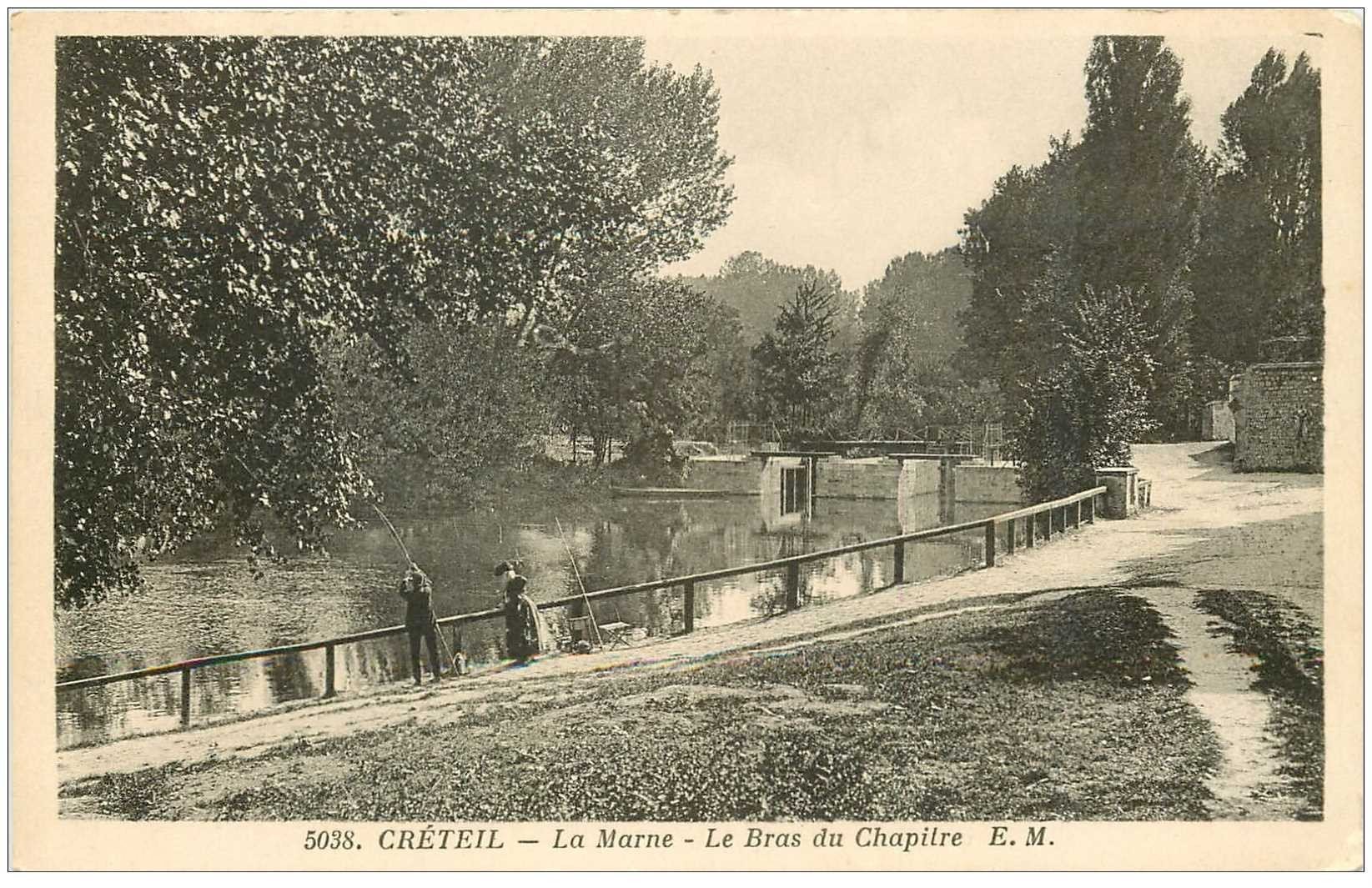 carte postale ancienne 94 CRETEIL. Pêcheur sur le Bras du Chapître après l'Ecluse