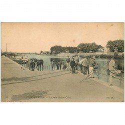 carte postale ancienne 94 CHOISY LE ROI. Le bon Coin Pêcheurs à la ligne, Cheval et Bateau Lavoir Voltaire