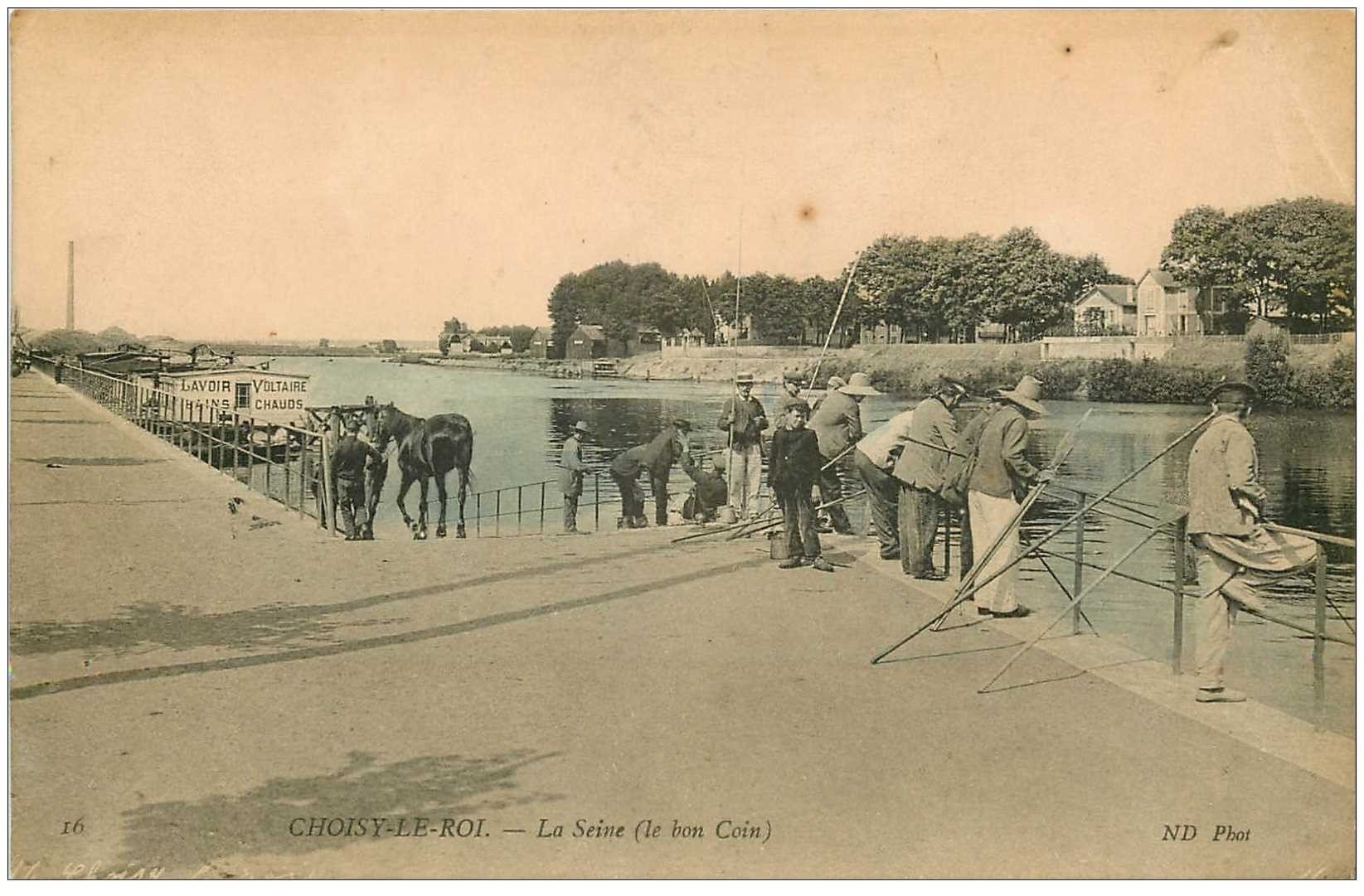 carte postale ancienne 94 CHOISY LE ROI. Le bon Coin Pêcheurs à la ligne, Cheval et Bateau Lavoir Voltaire