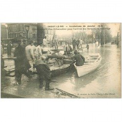 carte postale ancienne 94 CHOISY LE ROI. Etablissement embarcadère pour Barques de sauvetage inondations de 1910