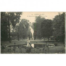 carte postale ancienne 94 CHOISY LE ROI. Bassin Jardin Hôtel de Ville vers 1919
