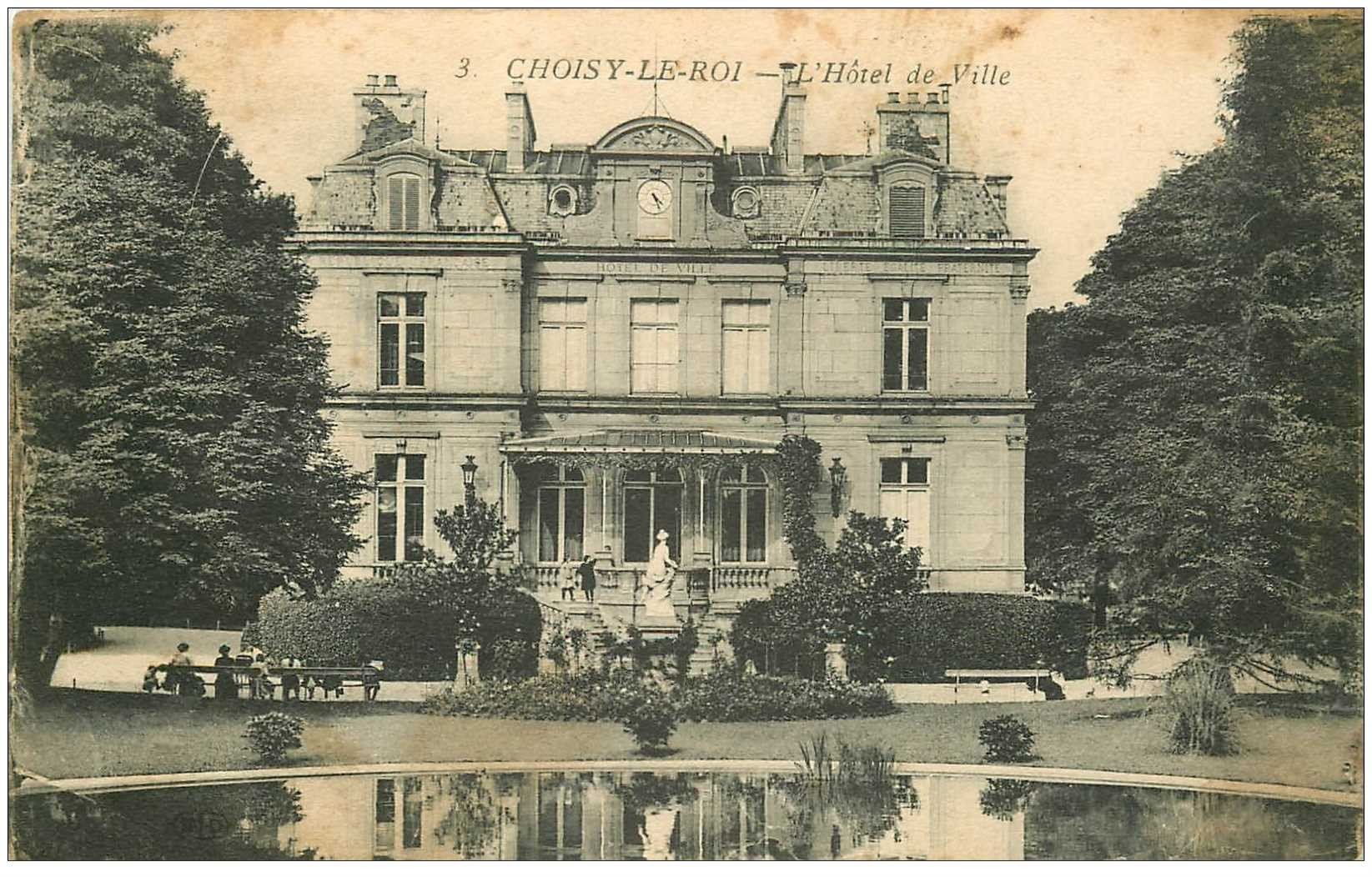 carte postale ancienne 94 CHOISY LE ROI. Animation Hôtel de Ville 1920