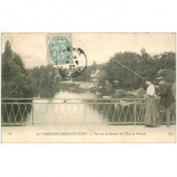 carte postale ancienne 94 CHENNEVIERES LA VARENNE. Pêcheur sur le Pont du Chemin de l'Ecu de France 1907