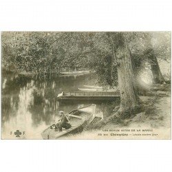 carte postale ancienne 94 CHAMPIGNY SUR MARNE. Bords de Marne Pêcheur sur barque 1910