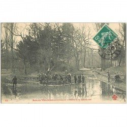 carte postale ancienne 94 BOIS DE VINCENNES. La Pêche à la Grenouille 1909