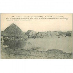 carte postale ancienne 94 ALFORTVILLE. Crue 1910. Ile Saint Pierre avec meule de paille apportée par le courant de Choisy le Roi