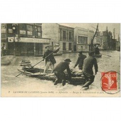 carte postale ancienne 94 ALFORTVILLE. Crue 1910. Barque de Ravitaillement en pain