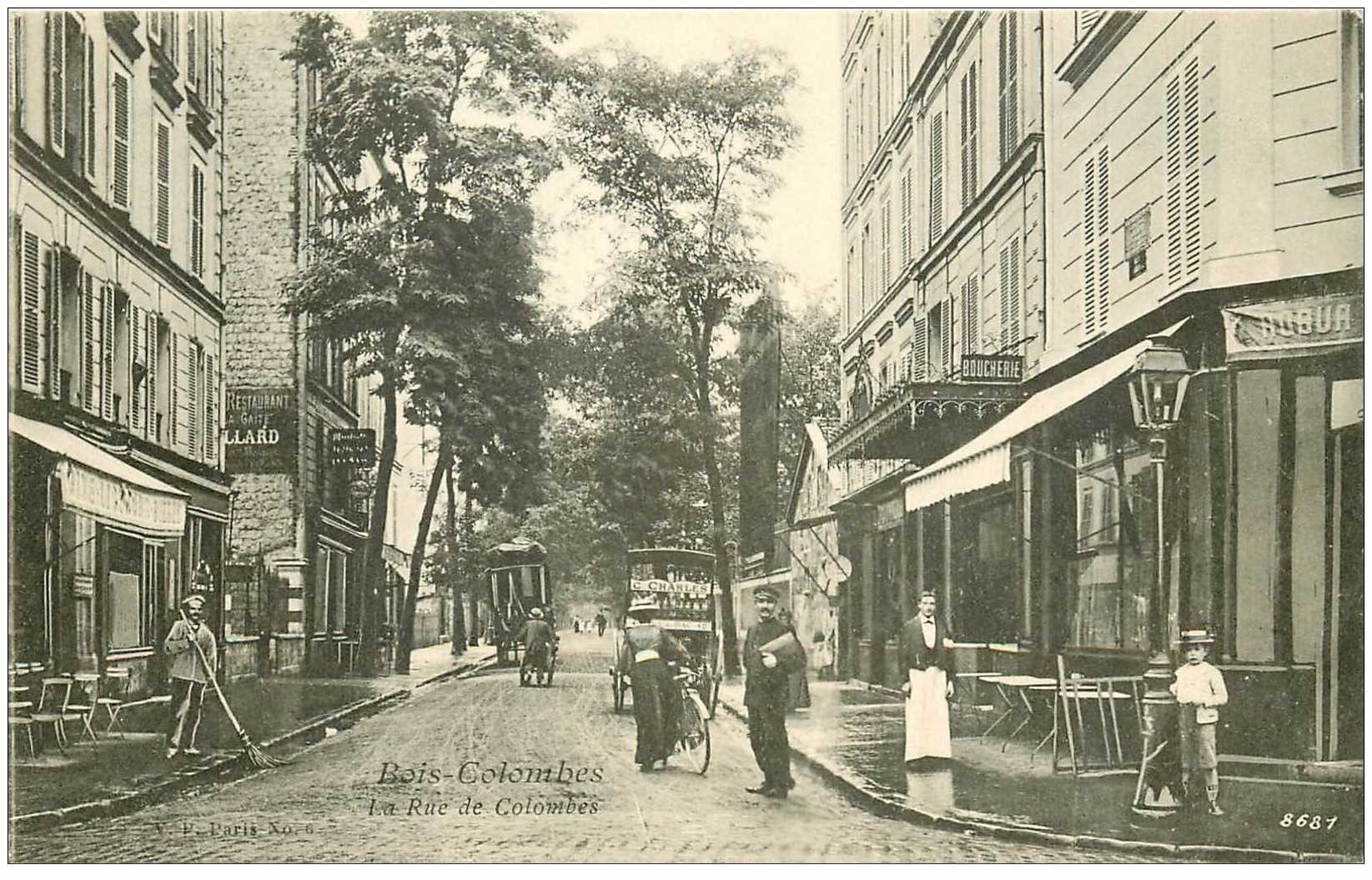 K. 92 BOIS-COLOMBES. La Rue de Colombes avec Facteur pour paiement des ...
