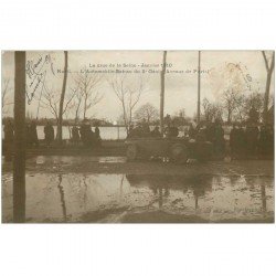 carte postale ancienne Inondation et Crue de 1910. RUEIL MALMAISON 92. Automobile-Bateau du 5° Génie Avenue de Paris