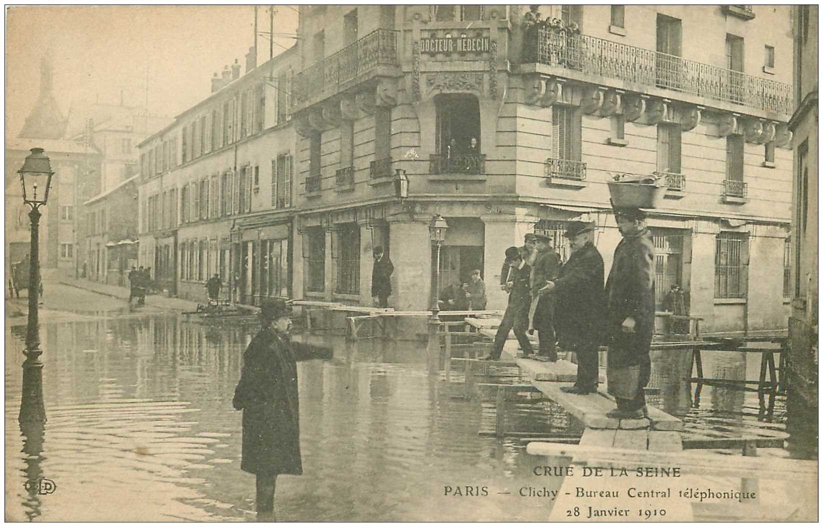 carte postale ancienne Inondation et Crue de 1910. CLICHY 92. Bureau Central Téléphonique