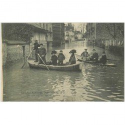 carte postale ancienne Inondation et Crue de 1910. ASNIERES 92. En route pour le Home Rue du Maine