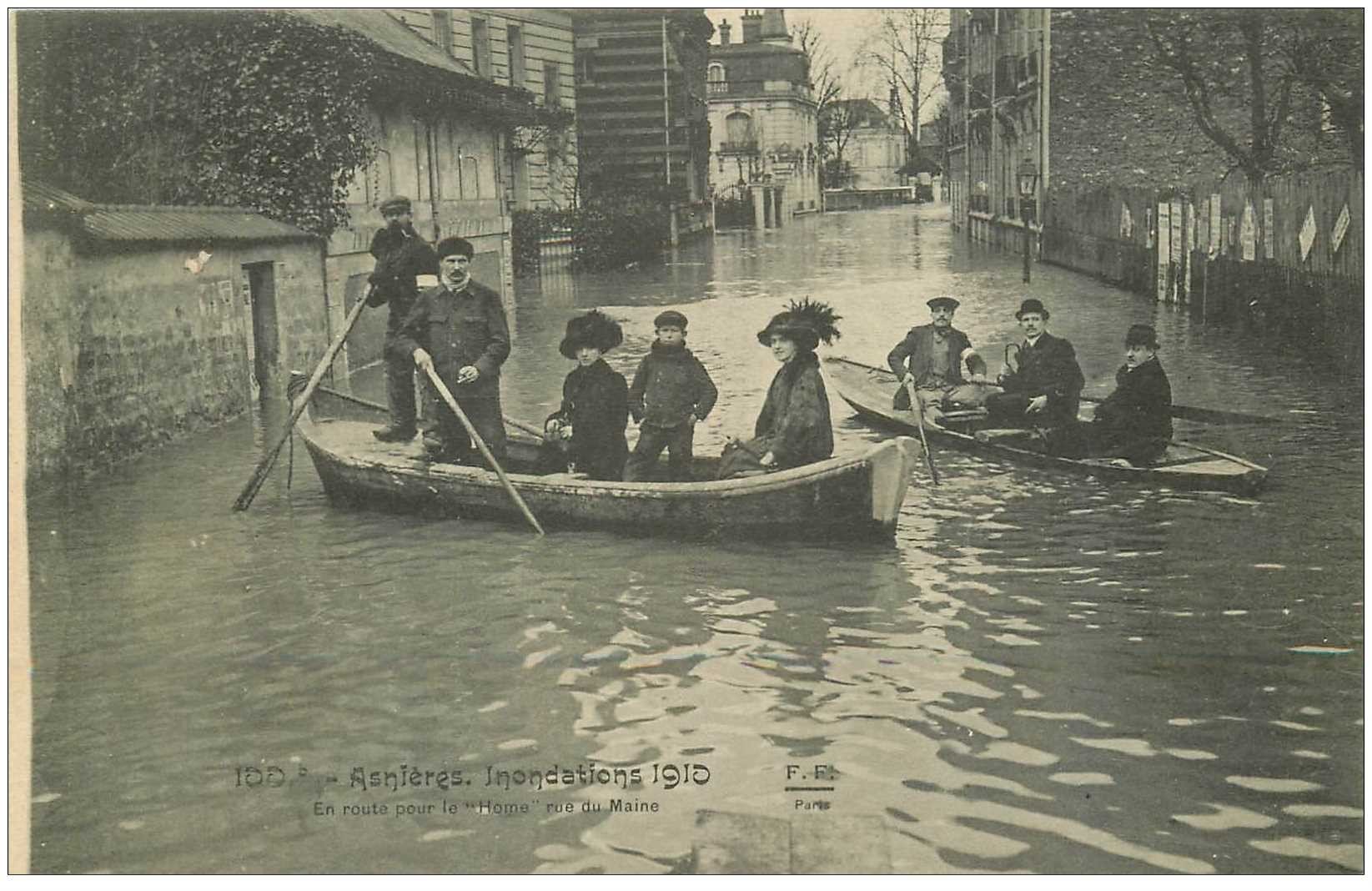 carte postale ancienne Inondation et Crue de 1910. ASNIERES 92. En route pour le Home Rue du Maine