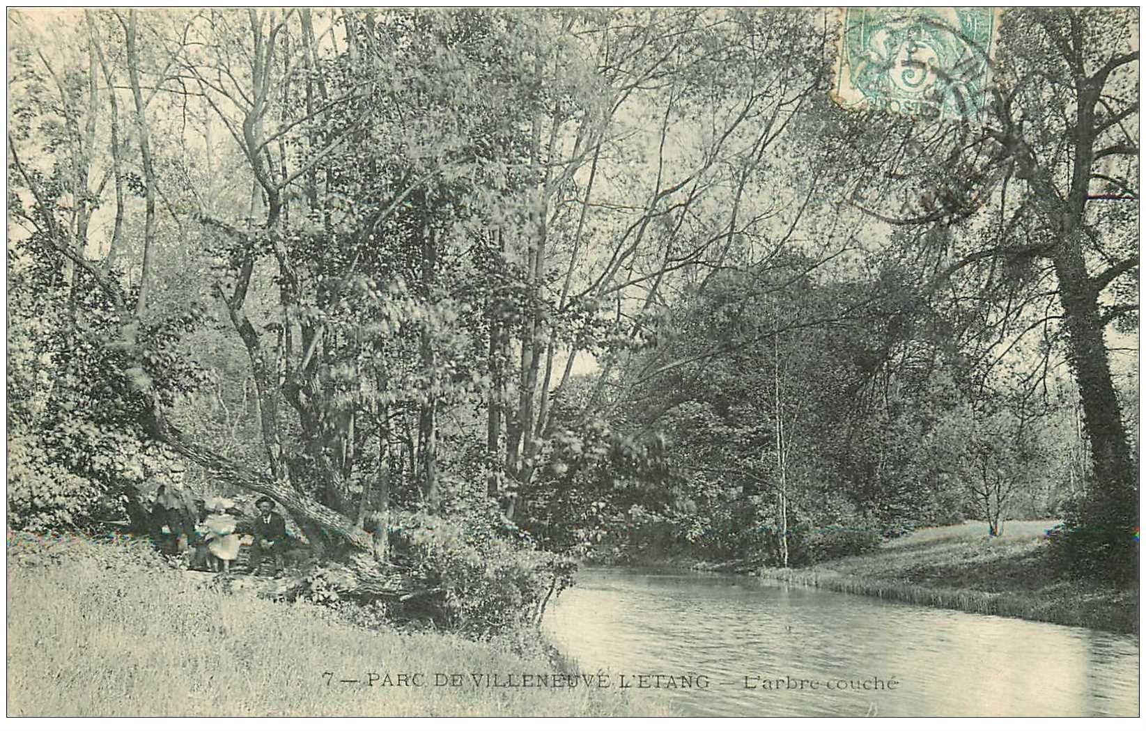 carte postale ancienne 92 VILLENEUVE L'ETANG. Animation sous l'Arbre couché 1905