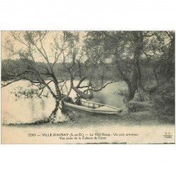 carte postale ancienne 92 VILLE D'AVRAY. Le Vieil Etang avec personnage sur la barque 1922