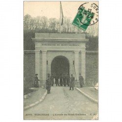 carte postale ancienne 92 SURESNES. Militaires à l'Entrée Forteresse du Mont Valérien 1913