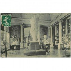 carte postale ancienne 92 SEVRES. Gardien assis Salle d'Honneur du Musée Manufacture Nationale 1909