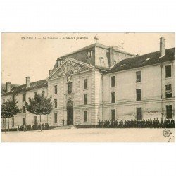 carte postale ancienne 92 RUEIL. La Caserne avec Militaires 1920