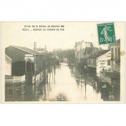carte postale ancienne 92 RUEIL. Avenue du Chemin de Fer crue de 1910