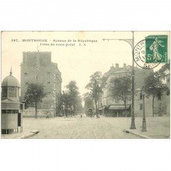 carte postale ancienne 92 MONTROUGE. Vespasiennes Avenue de la République 1915