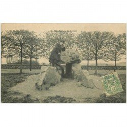 carte postale ancienne 92 MEUDON. Personnage sur le Dolmen 1907