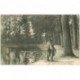 carte postale ancienne 92 MEUDON. CLAMART. Une Idylle au bord de l'Etang dans le Bois 1907