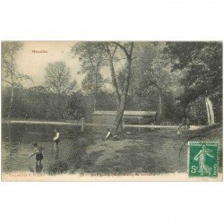 carte postale ancienne 92 MEUDON. Bois Clamart. Pêche à l'Ecrevisse Etang de Trivaux vers 1910