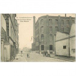 92 LEVALLOIS-PERRET. Usine Meunier rue des Frères Herbert voiture ancienne