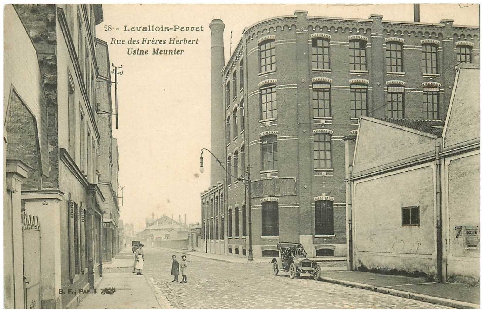 92 LEVALLOIS-PERRET. Usine Meunier rue des Frères Herbert voiture ancienne